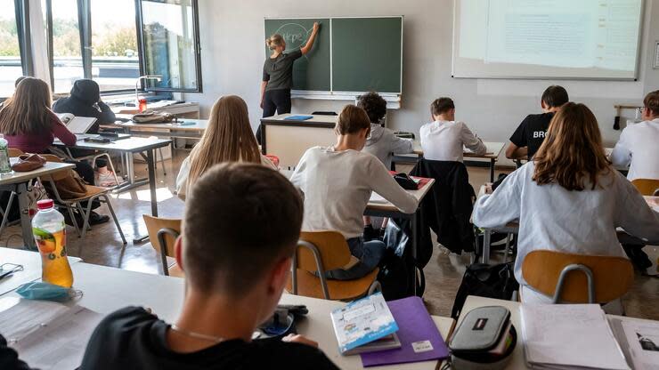 Die Vorausberechnung gilt als Grundlage für die Lehrereinstellungsbedarfsrechnung, die im Dezember folgen soll. Foto: dpa