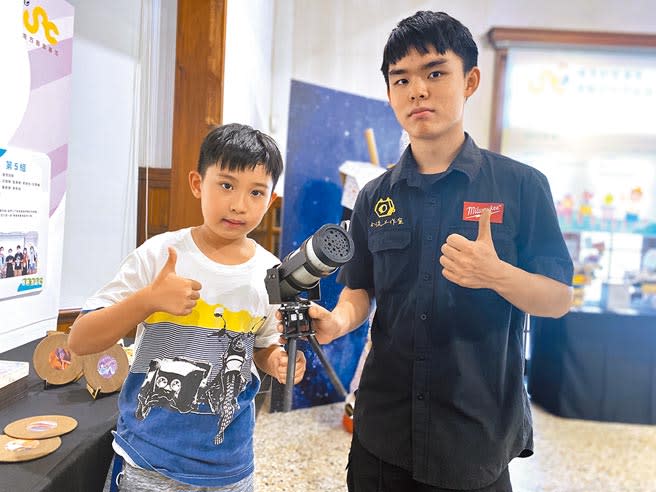 21歲王欽玄（右）、11歲高大崴各自發揮金工創作與寫程式的能力，推出「望遠鏡檯燈」，既是檯燈也能觀星，創意獲好評。（曹婷婷攝）