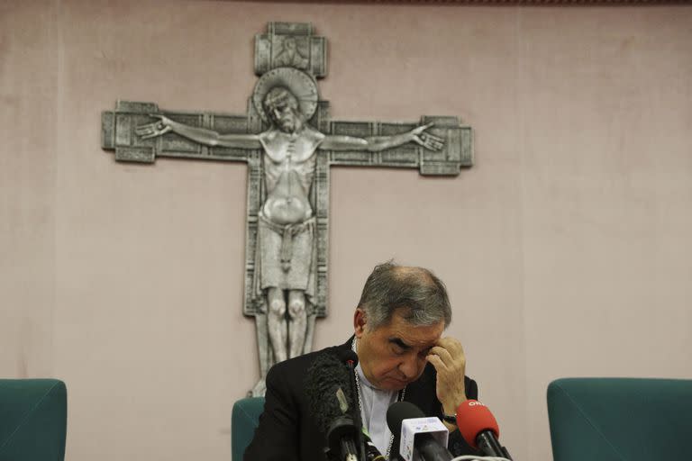 El cardenal Angelo Becciu habla con los periodistas en una conferencia de prensa en Roma, el 25 de septiembre de 2020. (AP Foto/Gregorio Borgia, archivo)