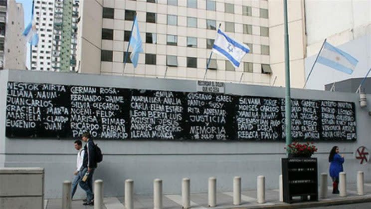 Muestra de los nombre de las víctimas del atentado en el lugar del hecho. (La Nación)