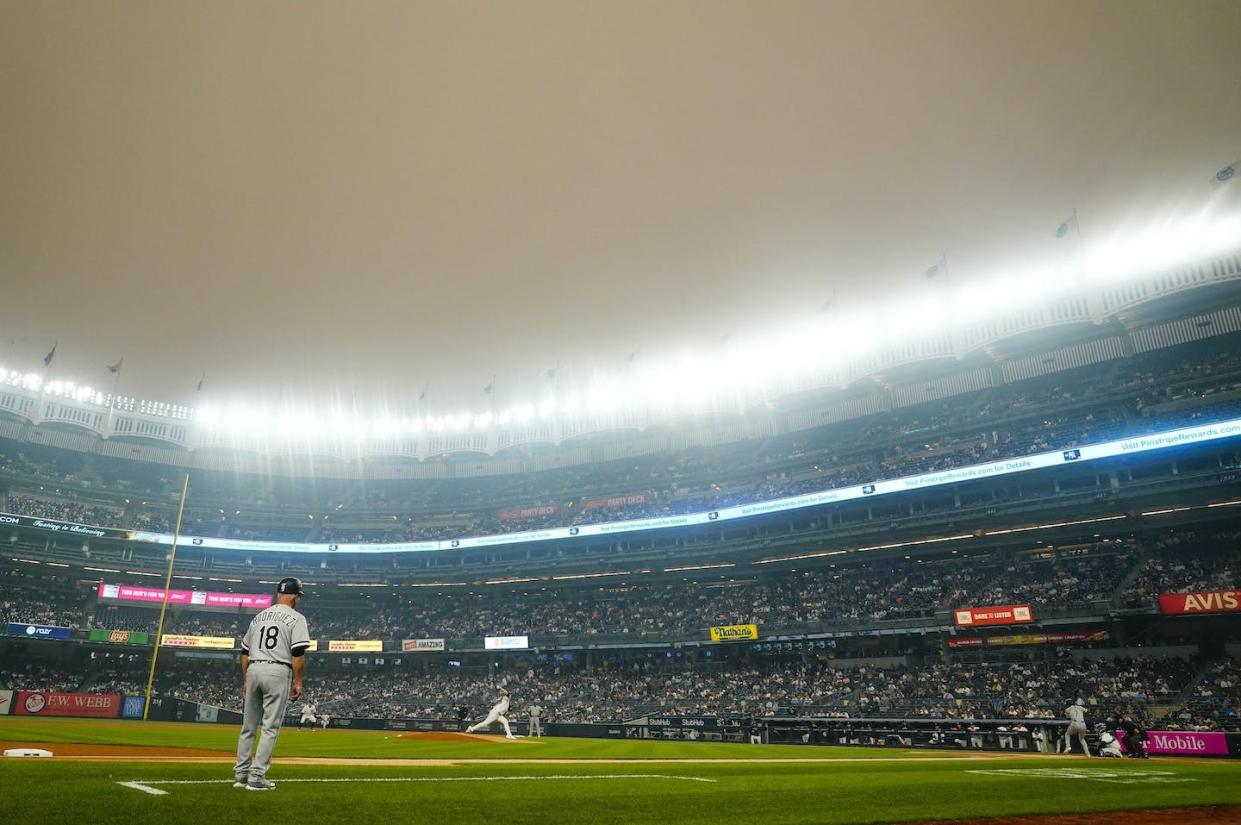 El 6 de junio de 2023, el aire del estadio de los Yankees de Nueva York se cubrió de humo procedente de un incendio forestal en Canadá. <a href="https://newsroom.ap.org/detail/WhiteSoxYankeesBaseball/5cccbd83262c4cdfa30c50f9592bae8a/photo" rel="nofollow noopener" target="_blank" data-ylk="slk:AP Photo/Frank Franklin II;elm:context_link;itc:0;sec:content-canvas" class="link ">AP Photo/Frank Franklin II</a>