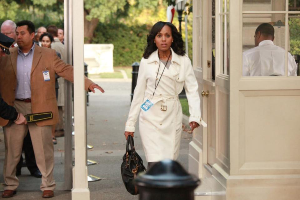 <p>Tanto con sus trajes de chaqueta como con sus looks de fiesta, el personaje interpretado por Kerry Washington sabe siempre captar la atención estilísticamente hablando cada vez que aparece en pantalla. Tampoco podemos olvidar sus impresionantes abrigos y sus bolsos. Los usuarios de Ranker le otorgan la séptima posición. (Foto: ABC). </p>