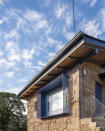 Las ventanas están completamente renovadas y para el tejado se ha utilizado pizarra de la zona en lugar de tejas.(Foto: <a href="http://plpa.es/es/projects/rehabilitacion-vivienda-castromao/#!prettyPhoto[Gallery]/0/" rel="nofollow noopener" target="_blank" data-ylk="slk:PLP ATELIER;elm:context_link;itc:0;sec:content-canvas" class="link ">PLP ATELIER</a>).