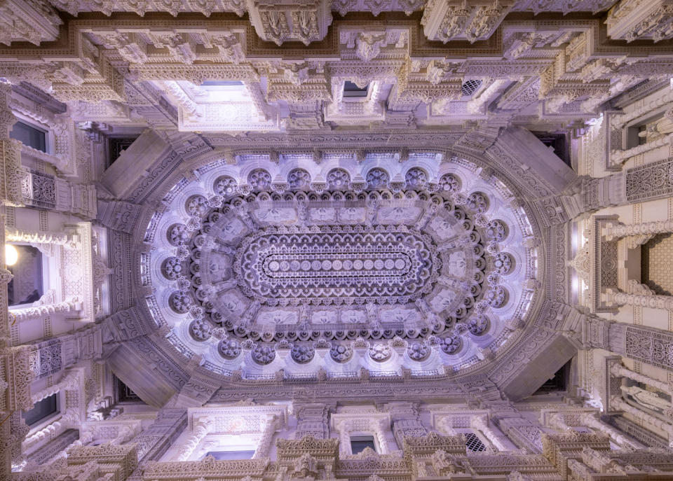 The temple's ceiling. (BAPS Swaminarayan Akshardham)