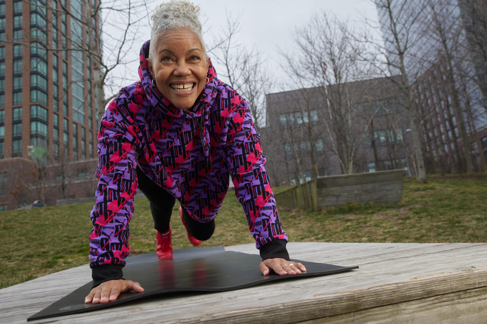 Diane Butts, actriz y modelo de 60 años, hace ejercicio en Nueva York, el 26 de febrero de 2023. (Nicholas Sansone/The New York Times).