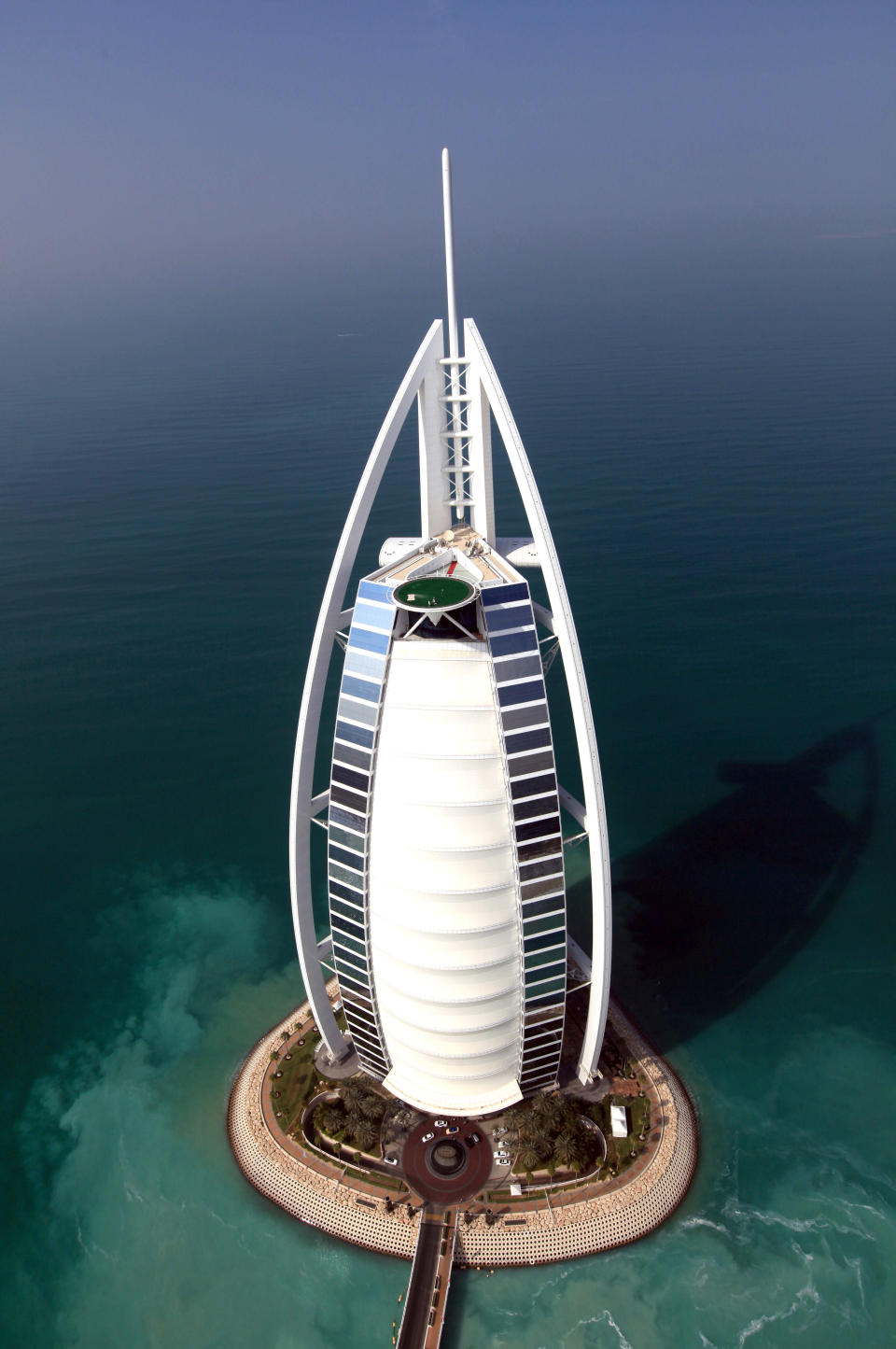 <b>Burj Al Arab </b><br> La "Torre arábica" <a href=" http://es.tendencias.yahoo.com/blogs/el-turista-accidental/el-hotel-que-ofrece-ba%C3%B1os-champ%C3%A1n-135658591.html" data-ylk="slk:es un hotel de lujo;elm:context_link;itc:0;sec:content-canvas;outcm:mb_qualified_link;_E:mb_qualified_link;ct:story;" class="link  yahoo-link"> es un hotel de lujo</a> con una altura de 321 metros, siendo el tercer hotel más alto de todo el mundo (superado por el Rose Rotana Hotel y el Hotel Ryugyong) y uno de los edificios hoteleros más representativos.