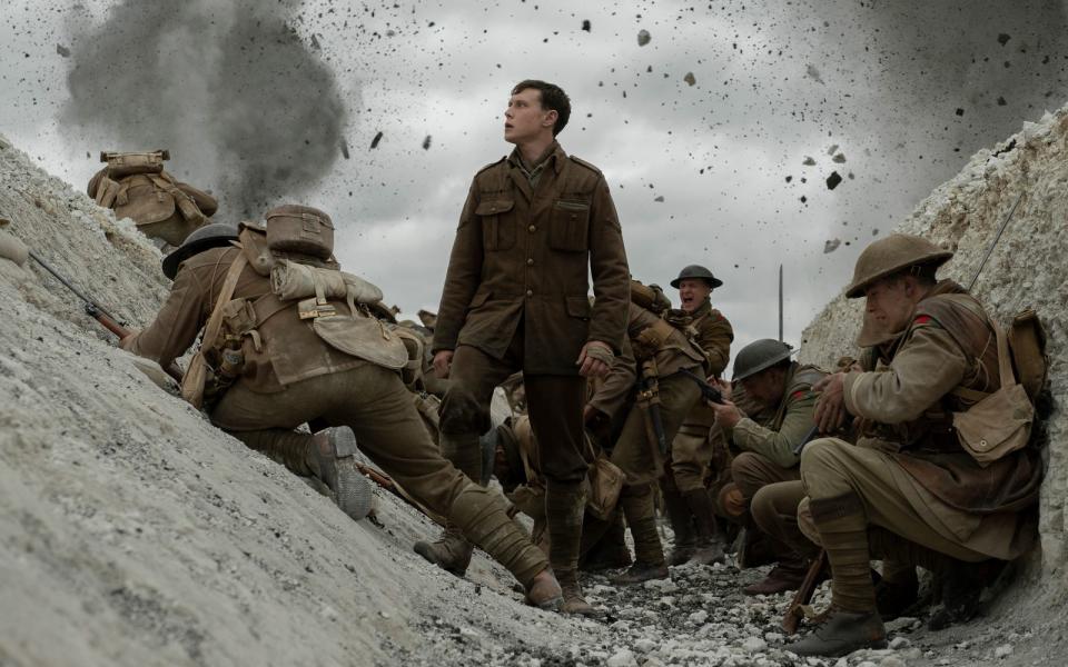 <p>Bereits ein moderner Klassiker: "1917" (2019) wurde von Regisseur Sam Mendes ("Skyfall") und seinem Kameramann Roger Deakins so inszeniert, dass der Film wirkt, als sei er ohne einen einzigen Schnitt gedreht worden. Die Geschichte um zwei britische Soldaten, die in den Schützengräben des Ersten Weltkriegs mit einer schier unmöglichen Mission betraut werden, wird so zum eindringlichen Erlebnis. (Bild: Universal Pictures)</p> 