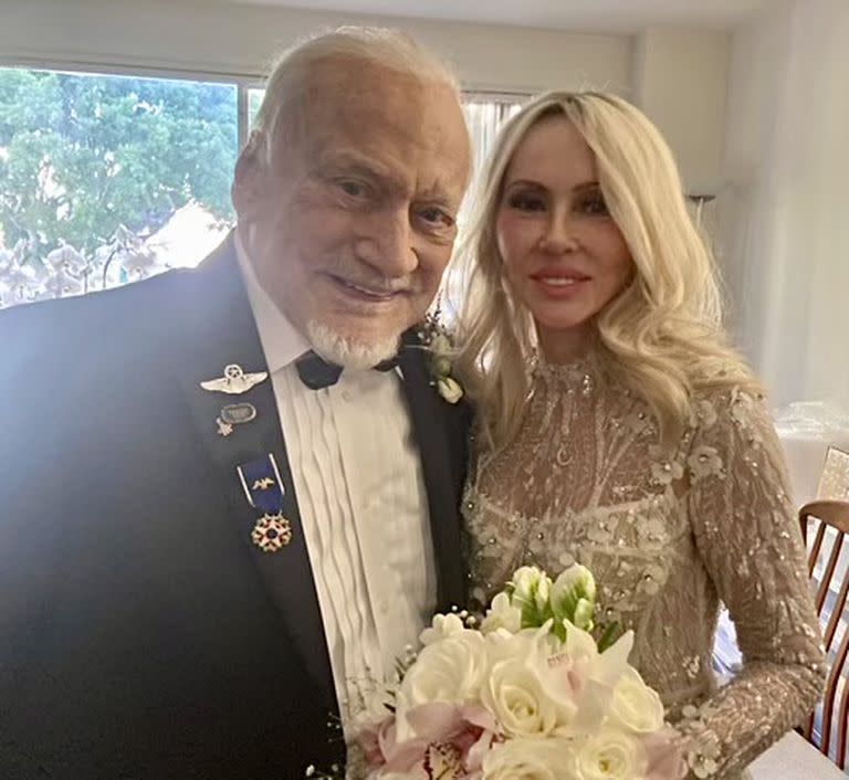 Buzz Aldrin posa junto a su flamante esposa,  Anca V. Faur