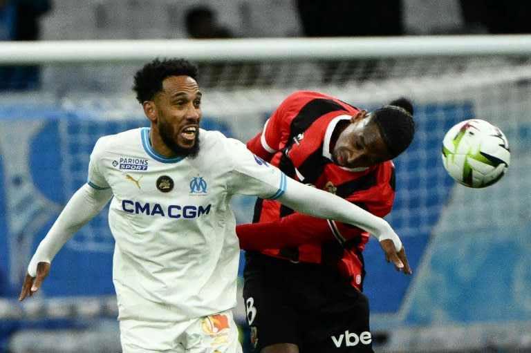 L'attaquant marseillais Pierre-Emerick Aubameyang (g) à la lutte avec le milieu de Nice Pablo Rosario, le 24 avril 2024 au Stade Vélodrome (CHRISTOPHE SIMON)