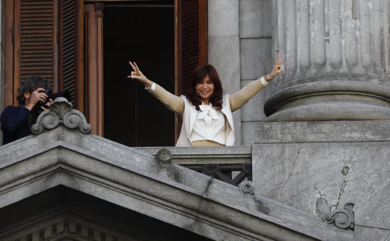 Cristina Fernández de Kirchner saluda desde el balcón de su despacho en el Congreso de la Nación