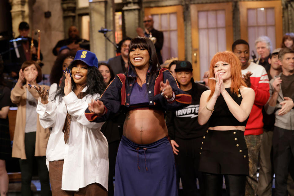 SATURDAY NIGHT LIVE -- Keke Palmer, SZA Episode 1833 -- Pictured: (l-r) Musical guest SZA, host Keke Palmer, and Natasha Lyonne during the Goodnights & Credits on Saturday, December 3, 2022 -- (Photo by: Will Heath/NBC via Getty Images)