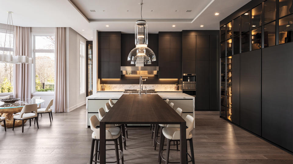 a pair of Flos pendants light up the kitchen