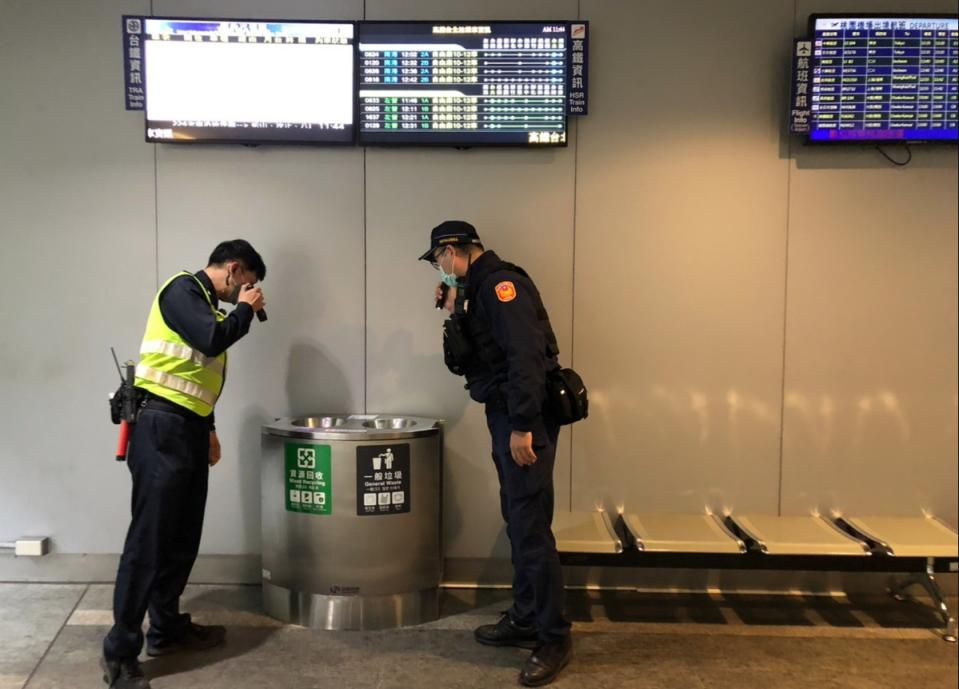 桃園捷運公司接到恐嚇電話，揚言要在桃園機場捷運A1台北車站放置炸彈，警方加強巡檢。（桃捷提供）
