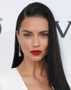 <p>Otro gran ejemplo de esta tendencia, pero en versión ultra lisa, es la que lució Adriana Lima en la más reciente fiesta organizada por la fundación de Elton John. Mantuvo el fleco a raya creando una ligera onda en el nacimiento del cabello. – <em>Foto: Dimitrios Kambouris/Getty Images </em> </p>