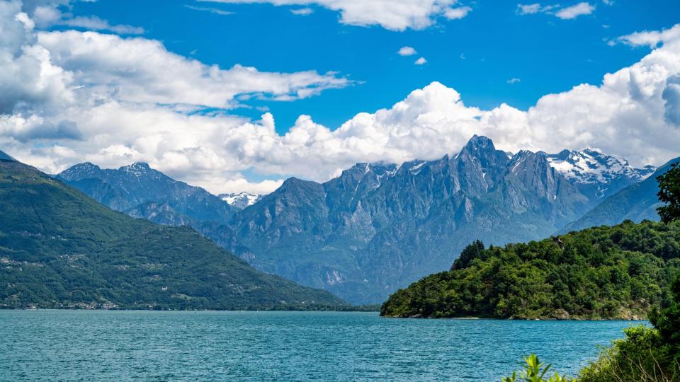 Auf dem Weg nach Italien passiert der Zug wunderschöne Landschaften wie hier am Comer See im Norden des Landes. - Copyright: picture alliance / Zoonar | Andreas Völkel