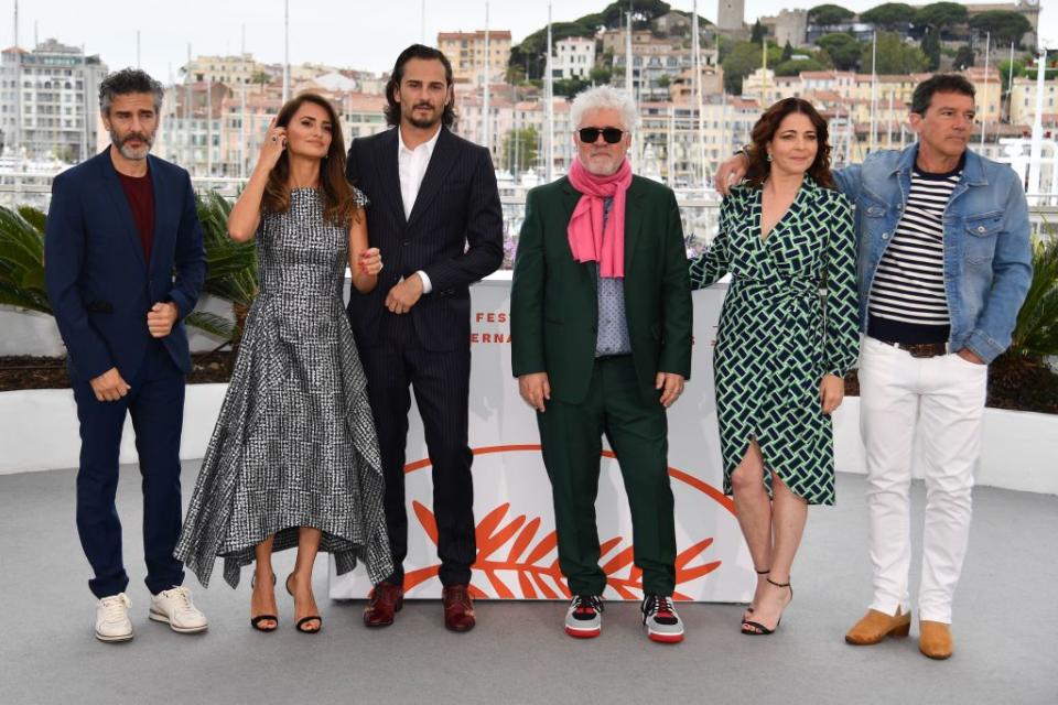 Autour du réalisateur Pedro Almodóvar qui en raison du temps pluvieux avait prévu une petite écharpe rose en cas de coup de froid, le casting de "Douleur et Gloire" s'est prêté lui aussi à la séance de photo traditionnelle.