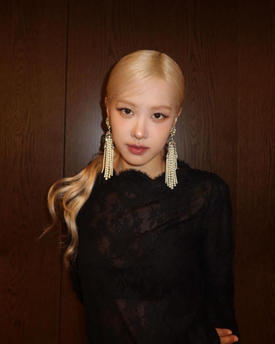 Rosé「人間YSL」帥氣仙氣兼備演繹純黑蕾絲小洋裝，手上的水桶手袋是今期流行Le 37