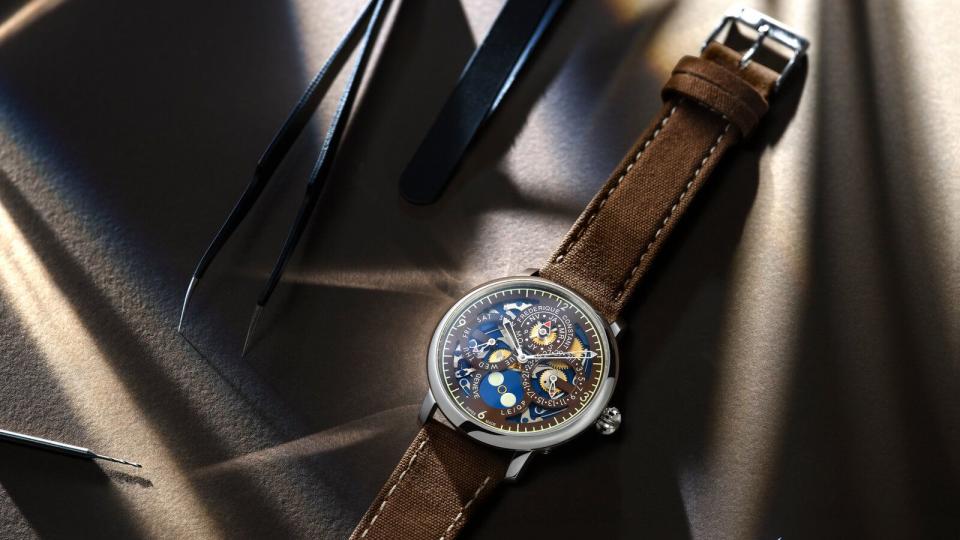 2022年，英國鐘錶大師Peter Speake創辦的The Naked Watchmaker網站與康斯登展開合作，打造聯名的萬年曆限量錶。