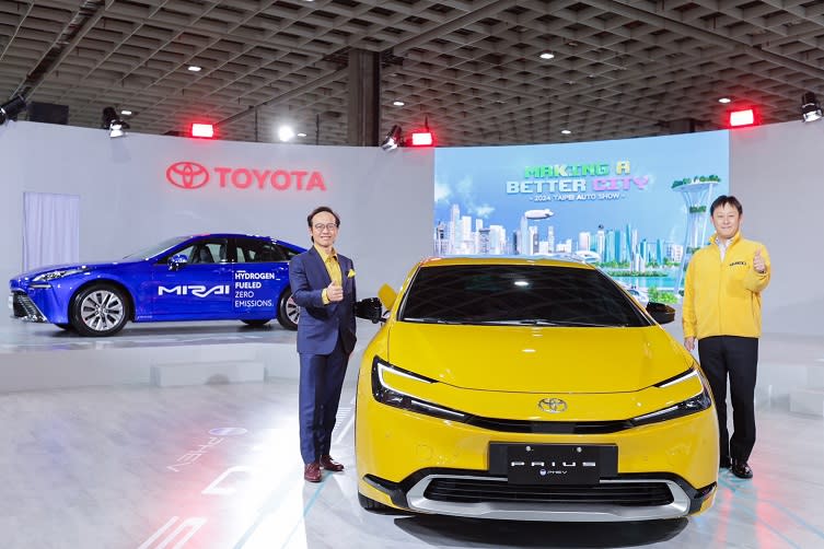 ▲2024台北新車暨新能源車特展TOYOTA開展記者會，和泰汽車TOYOTA車輛營業本部劉傳宏副總經理(左)， PRIUS大矢開發責任者活動合影(記者劉嘉菲翻攝)