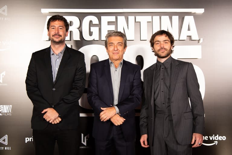 El director Santiago Mitre junto a Ricardo Darín y Peter Lanzani, protagonistas de Argentina, 1985