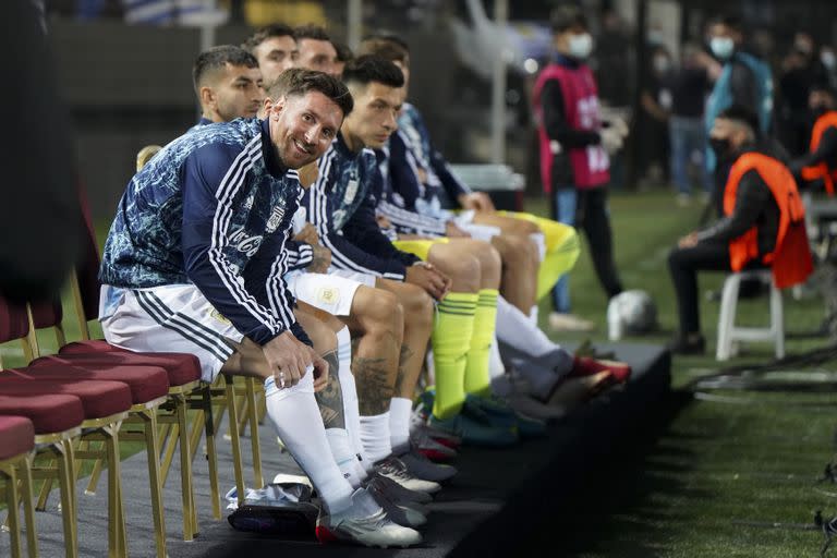 Lionel Messi, de la selección argentina, sonríe en el banco; Dybala fue su reemplazante (AP Foto/Matilde Campodonico, Pool)