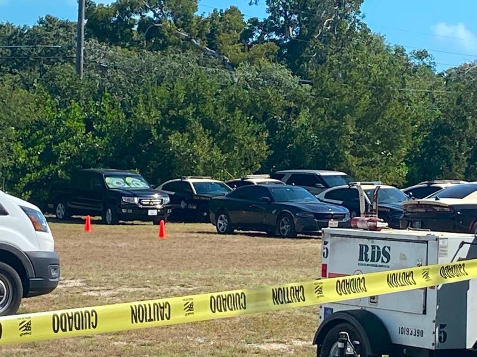 Los autos de la Patrulla de Carreteras de Florida están estacionados en un lote residencial en Plantation Key, parte de Village of Islamorada en los Cayos de Florida, el jueves 16 de febrero de 2023. Los autos son parte de un campamento base estatal para albergar a los policías enviados a los Cayos para ayudar con un aumento de la migración marítima desde Cuba y Haití, según un comunicado de la Aldea de Islamorada.