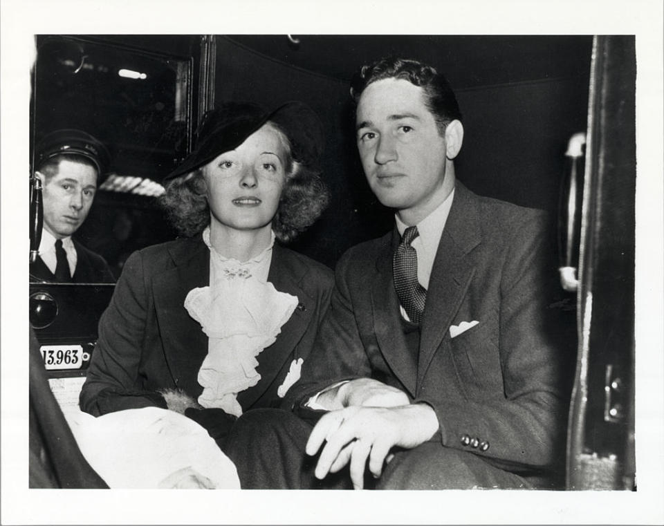 Bette Davis et Harmon Oscar Nelson se rencontrent à l'internat, à la Cushing Academy. Ils se marient le 18 août 1932 dans l'Arizona. Un mariage qui avait fait les gros titres à l'époque, et pour cause : la comédienne gagnait cent fois plus d'argent que son mari, musicien. Une situation qui n'aurait pas plu à Nelson, qui a refusé que sa femme achète une maison, jusqu'à ce que lui puisse le faire, lui-même. Pendant cette relation, la jeune femme avortera à plusieurs reprises, elle qui souhaitait faire passer sa carrière cinématographique avant tout. Dans sa biographie, elle déclarait ainsi qu'avoir un enfant à cette époque <em>"lui aurait fait perdre le plus grand rôle de sa carrière"</em>, dans <em>L'Emprise</em>. Le couple divorcera sept ans plus tard. La cause ? Selon Harmon Nelson, Bette Davis <em>"lisait trop"</em>. Oui, oui, vous avez bien lu.