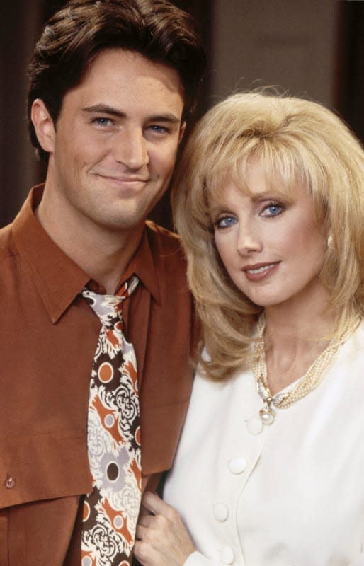 Matthew Perry con su madre en la ficción, Morgan Fairchild