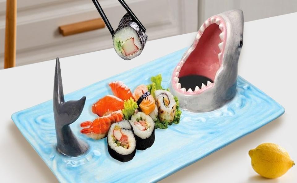 【Time Leisure】日式長型鯊魚造型料理盤，限時84折下殺1176元。（圖取自Yahoo奇摩購物中心）