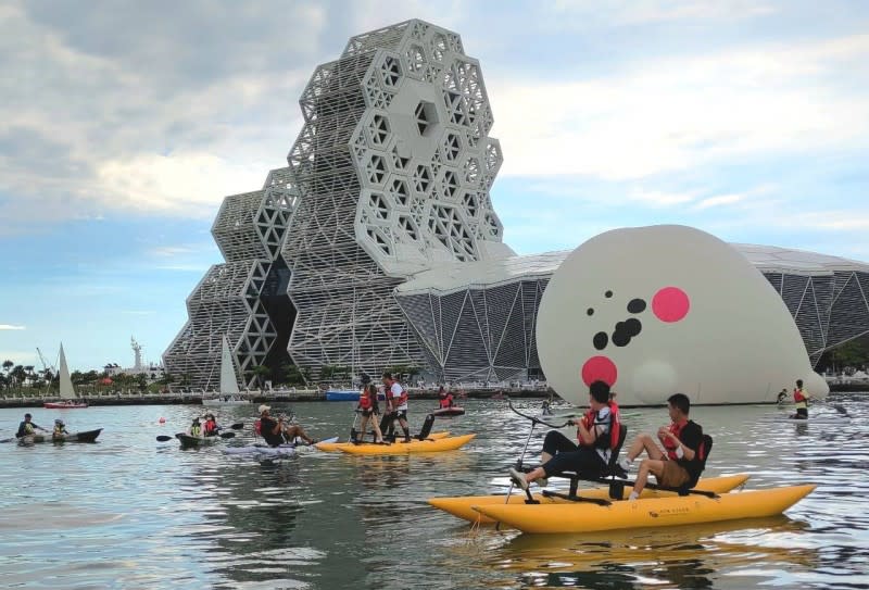 海洋派對結合文博還有台灣設計展，還有貼圖巨星大氣球，已吸引50萬人以上來愛河。（圖/高市海洋局提供）