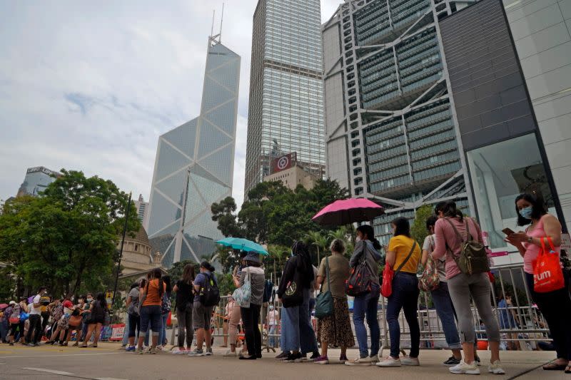 ▲香港一名住在天水圍的少女感染英國變種病毒、源頭不明，專家憂心，這恐怕是有境外輸入未被察覺而進入社區，若不能及時查明源頭並阻截，恐怕會釀成第5波疫情。圖為在港移工排隊受檢之資料照。（圖／美聯社／達志影像）