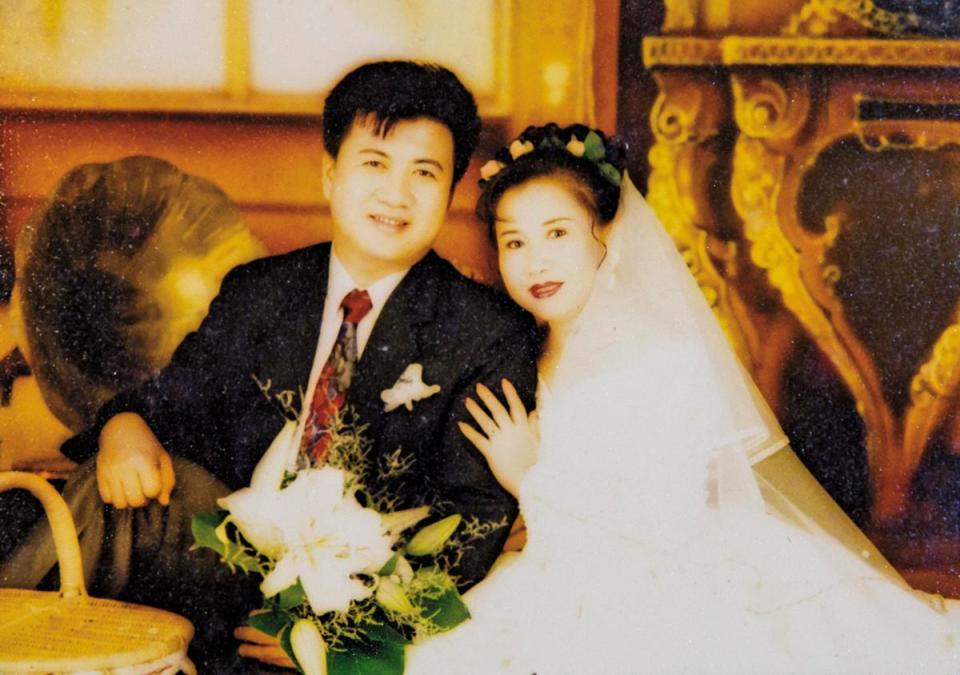 1990年代，陳進山與涂秋嶺補拍婚紗照，彌補年輕時沒有風光宴客拍照的遺憾。（陳進山提供）