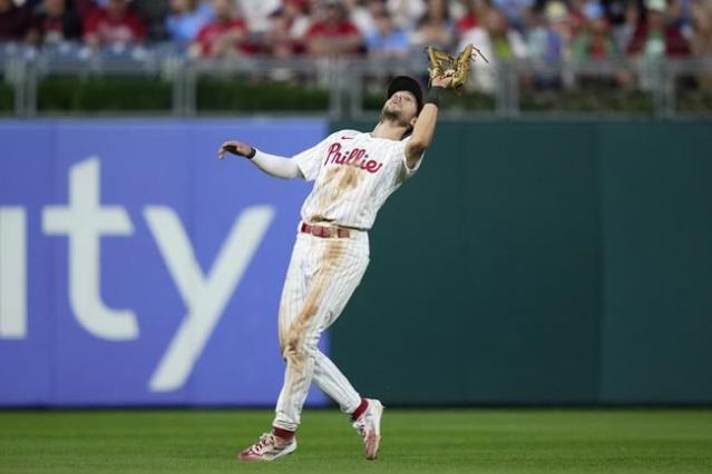 Schwarber homers twice to reach 30, Phillies top Nationals 8-4 in