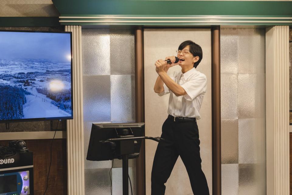 齋藤潤出道以來首挑大樑主演《去唱卡拉OK吧！》，為戲苦練關鍵歌曲〈紅〉。（天馬行空提供）