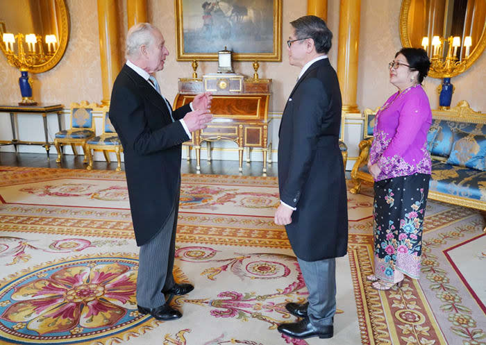 Carlos III durante una audiencia en Buckingham