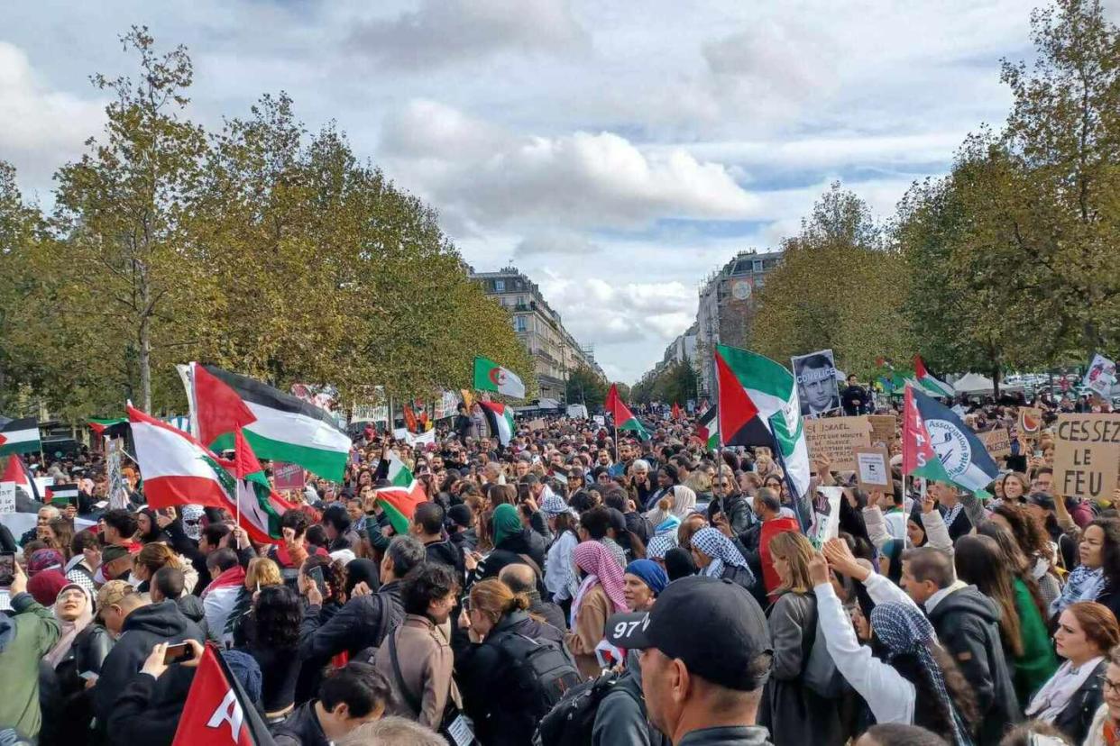 Plusieurs milliers de personnes se sont réunis sur la place de la République, à Paris, ce dimanche 22 octobre 2023 en soutien au peuple palestinien.  - Credit:M. H.