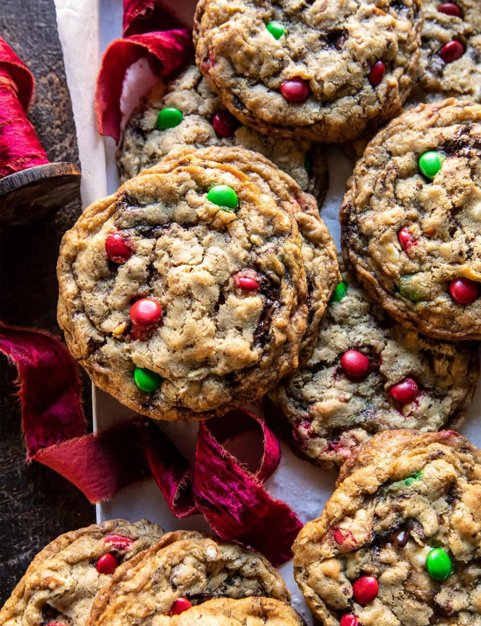 <p>Les plus gourmands ne sauront résister à ces cookies aux petites de chocolats et bonbons M&M’s.</p><p>Découvrir la recette <a href="https://www.halfbakedharvest.com/christmas-monster-cookies/" rel="nofollow noopener" target="_blank" data-ylk="slk:ici;elm:context_link;itc:0;sec:content-canvas" class="link ">ici</a></p><br>