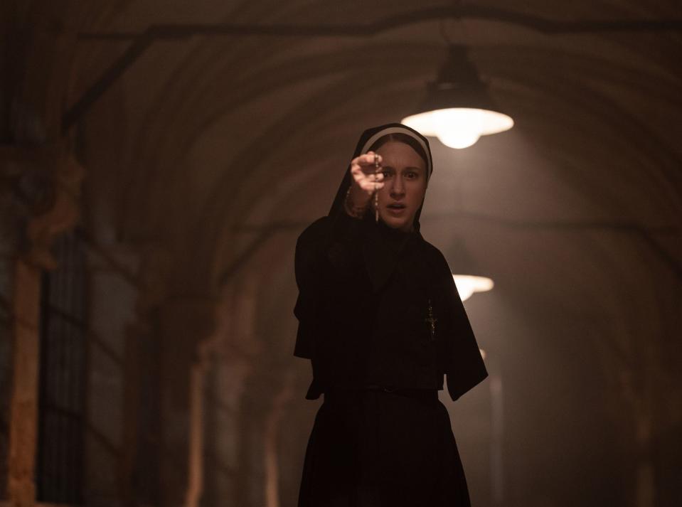 Schwester Irene (Taissa Farmiga) soll Dämon Valak zurück in die Hölle schicken. Ob sie da mit ihrem Rosenkranz weit kommt? (Bild: 2022 Warner Bros. Entertainment Inc / BRUNO CALVO)