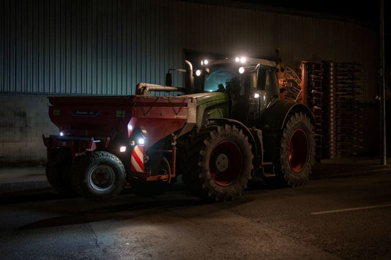 A tractor stands in front of the house of the Minister of Climate Action, Food and Rural Agenda of the Generalitat, David Mascort, as part of farmers and ranchers protest to demand improvements in the countryside. Lorena Sopêna/EUROPA PRESS/dpa