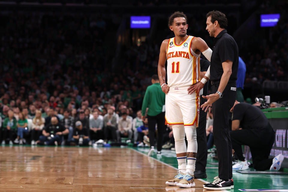 亞特蘭大老鷹新任總教練Quin Snyder（圖右）與一哥Trae Young。（Photo by Maddie Meyer/Getty Images）