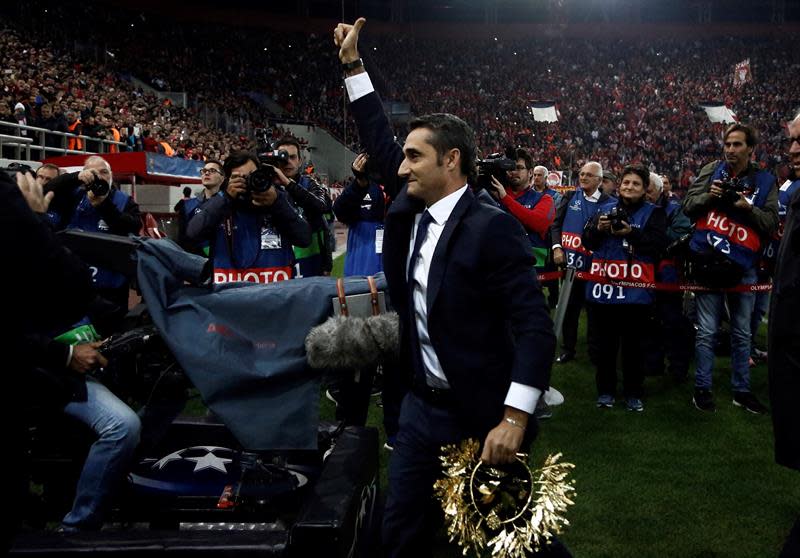 El técnico del FC Barcelona Ernesto Valverde (c) recibe un homenaje antes del inicio del encuentro de su conjunto frente al Olympiacos griego, correspondiente al encuentro de la fase de grupos de la Liga de Campeones en el Estadio Georgios Karaiskakis, en El Pireo, Grecia. / Foto: EFE