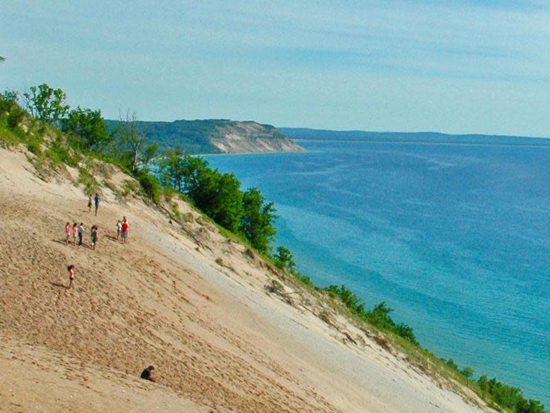 Steil bergab geht es an vielen Stellen in den Sleeping Bear Dunes, die sich bei Traverse City viele Kilometer entlang des Michigan-Sees ziehen. Foto: Traverse City Tourism