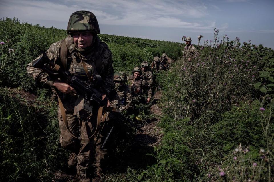 一列烏軍士兵正在前線準備攻擊。   圖：澤連斯基X@ZelenskyyUa