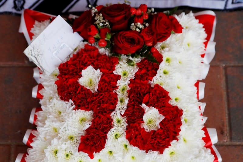 Foto de archivo de una corona de flores en honor a las víctimas de la tragedia de Hillsborough