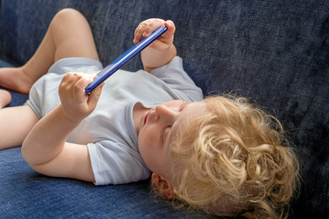 Un rapport d'experts propose l'interdiction des écrans chez les enfants de moins de 3 ans.  - Credit:Alamy Stock Photo - Abaca