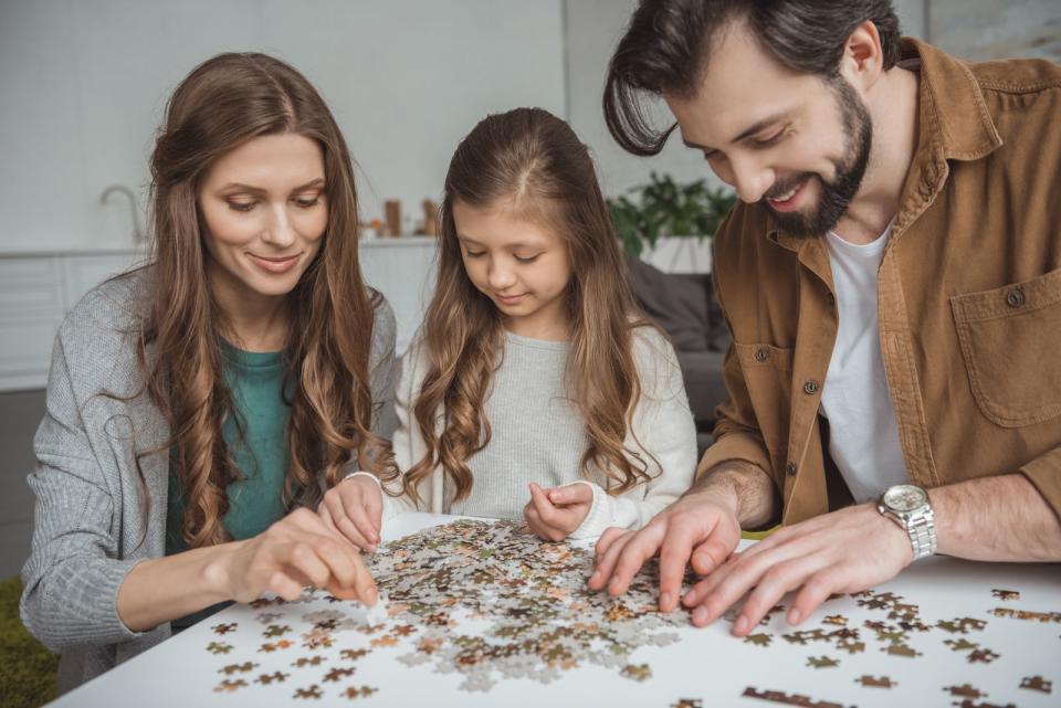 "Mama, mir ist langweilig!" - diesen Satz werden Sie während der Quarantäne wohl noch häufiger als sonst zu hören bekommen. Als Reaktion darauf empfiehlt sich, ein Puzzle oder ein Spiel in der Hinterhand zu behalten. Damit können Sie und Ihre Kleinen viel Zeit zusammen verbringen. Auch eine gemeinsame Kreativstunde mit Malen oder Basteln erfüllt diesen Zweck. (Bild: iStock/LightFieldStudios)