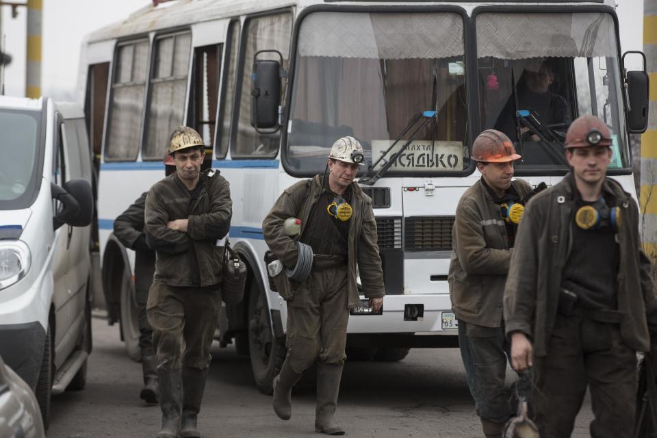 Miners arrive to help with the rescue effort in Zasyadko coal mine in Donetsk March 4, 2015. A blast at the coal mine in the eastern Ukrainian rebel stronghold of Donetsk killed more than 30 people, a local official said on Wednesday, with dozens more miners who were underground at the time unaccounted for. (REUTERS/Baz Ratner)