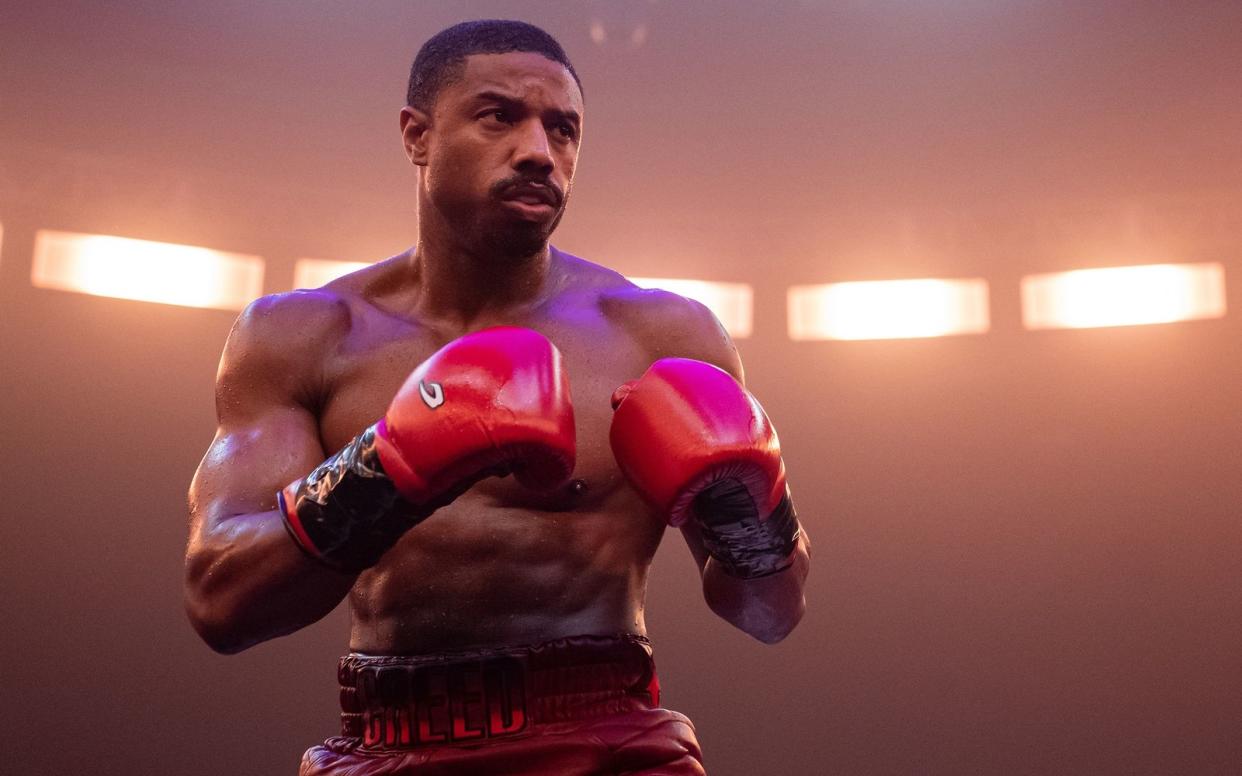 Michael B. Jordan verkörpert in "Creed III - Rocky's Legacy" nicht nur den Box-Champion Adonis Creed, sondern er versucht sich auch erstmals als Regisseur. (Bild: 2023 Metro-Goldwyn-Mayer Pictures/Warner)