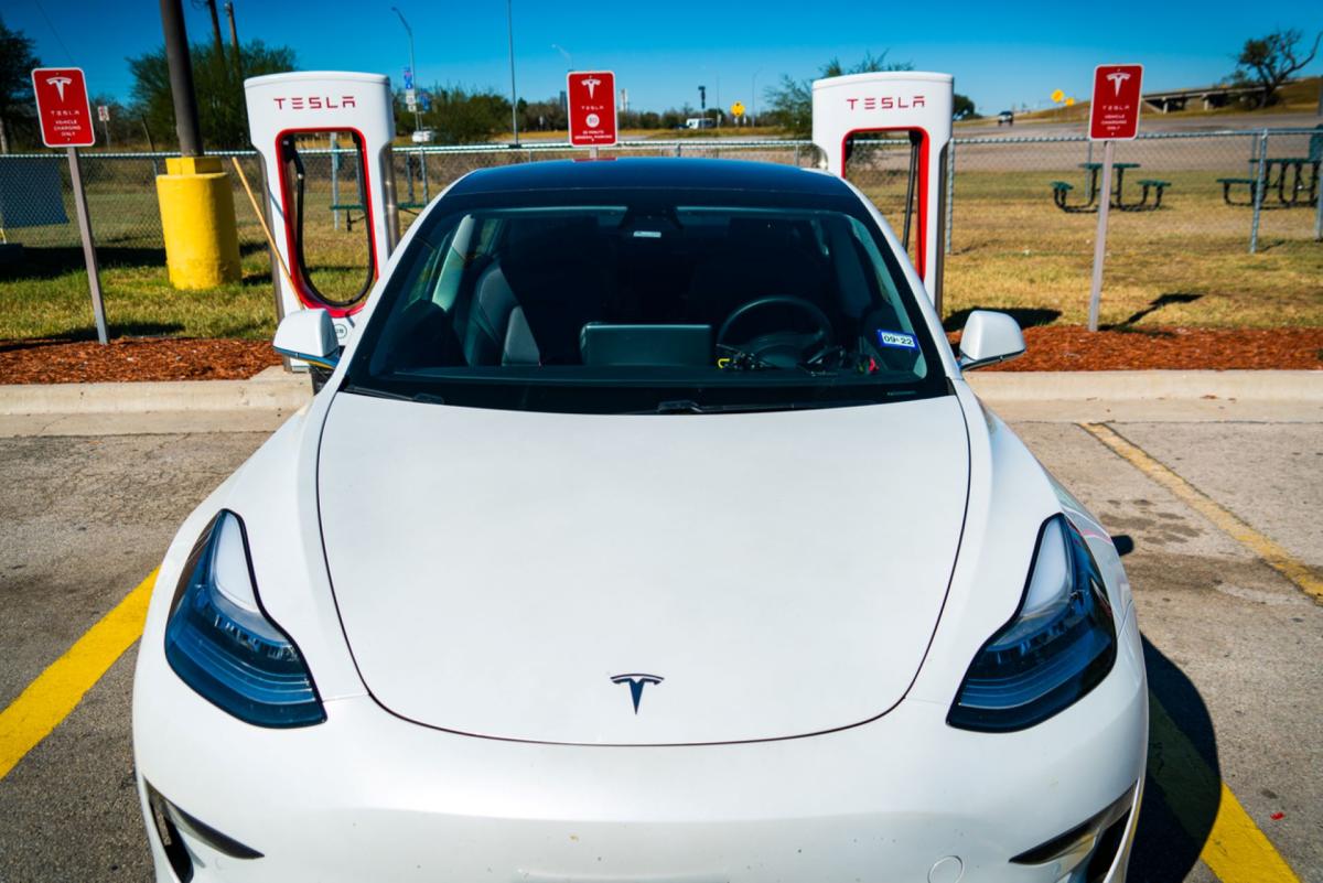 Tesla популярният производител на електрически превозни средства който може да