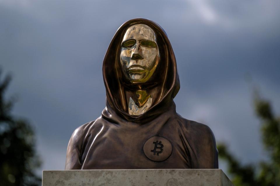 Zu Ehren Nakamotos wurde ihm eine anonymisierte Statue in Ungarn gewidmet.  - Copyright: Janos Kummer/Getty Images